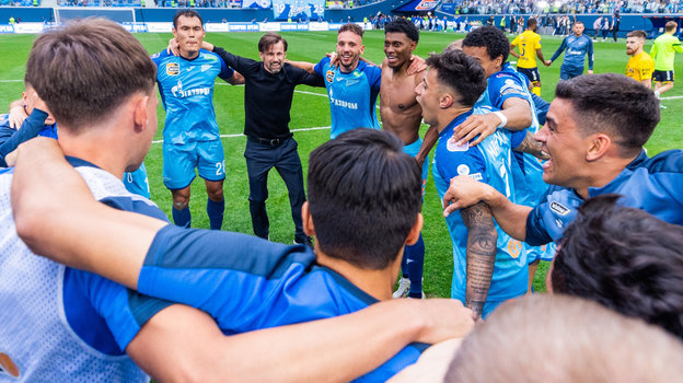 Сергей Семак празднует с игроками «Зенита» победу в чемпионате России после матча с «Ростовом». Сергей Семак празднует с игроками «Зенита» победу в чемпионате России