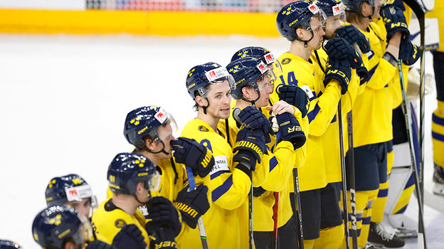 Хоккеисты сборной Швеции после поражения от Чехии в полуфинале ЧМ-2024.