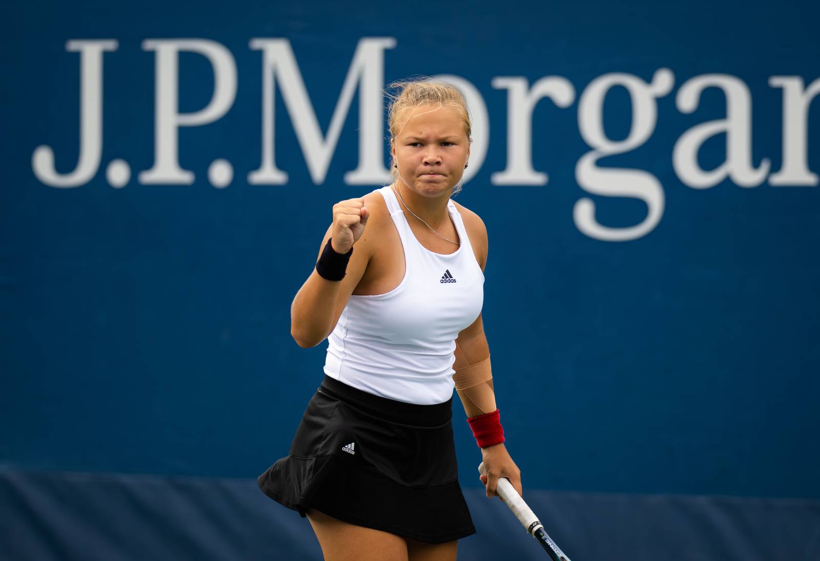 Шнайдер победила на старте турнира в Бирмингеме