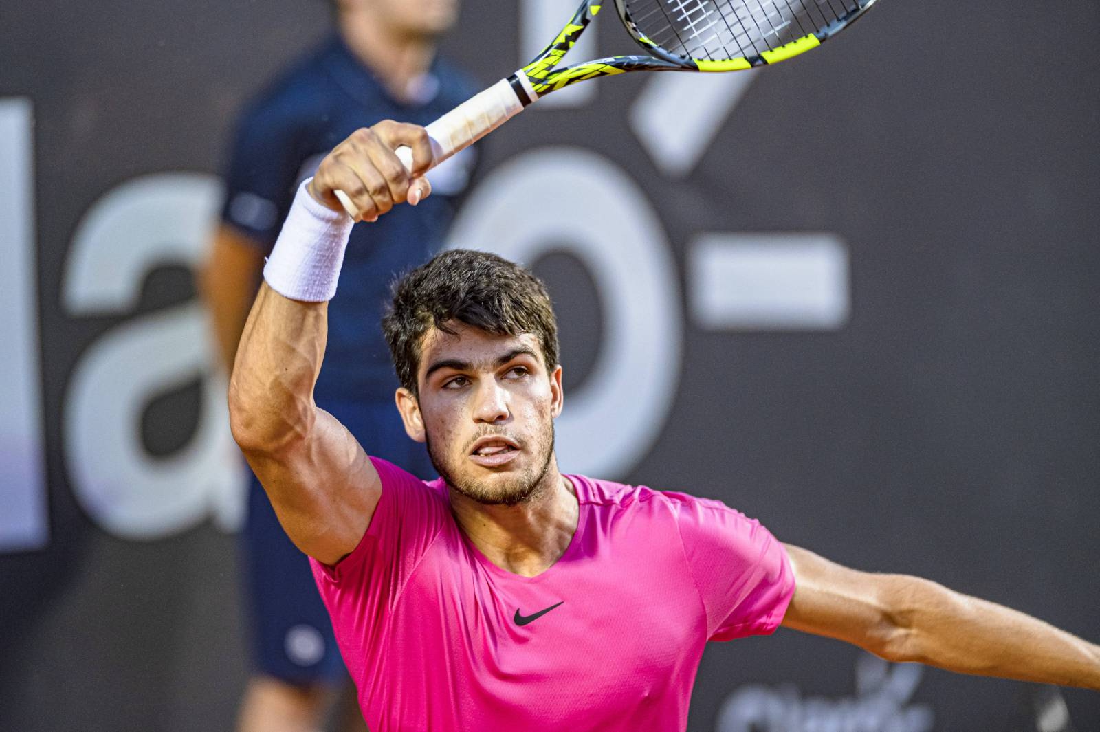 Алькарас разгромил Вукича на пути в третий круг Уимблдона